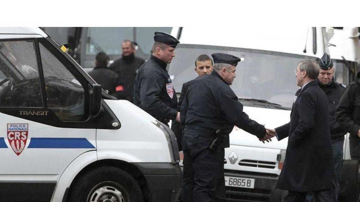 El ministro de Interior francés, Claude Gueant, saluda esta mañana a los policías que rodean la casa de Mohamed Merah.
