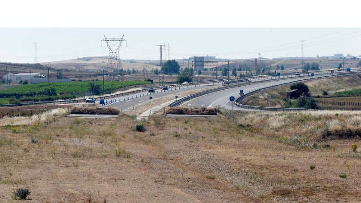 La autovía a Valladolid sale de León y discurre a lo largo de 7,3 kilómetros para terminar en un descampado de Puente Villarente .
