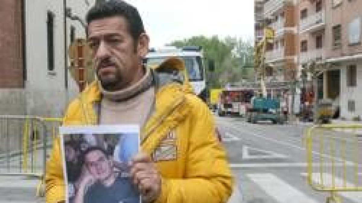 Heiner Patiño, suegro de Eduard Dulán, de 24 años, mostraba días pasados la foto de su yerno