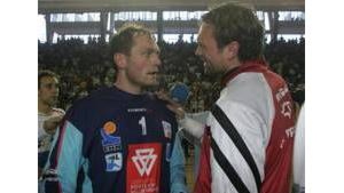 Kasper y Vatne, antiguos compañeros, conversan al término del partido disputado el sábado pasado