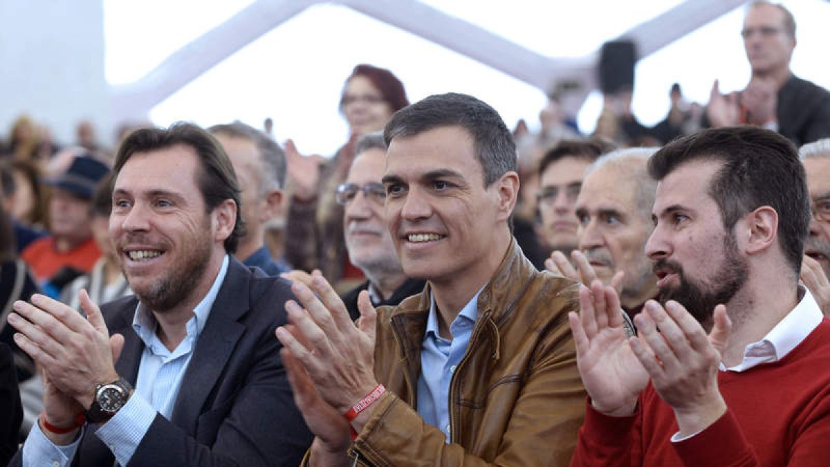 Óscar Puente, Pedro Sánchez y Luis Tudanca en el acto; detrás Agustín Prieto y Demetrio Madrid. EFE