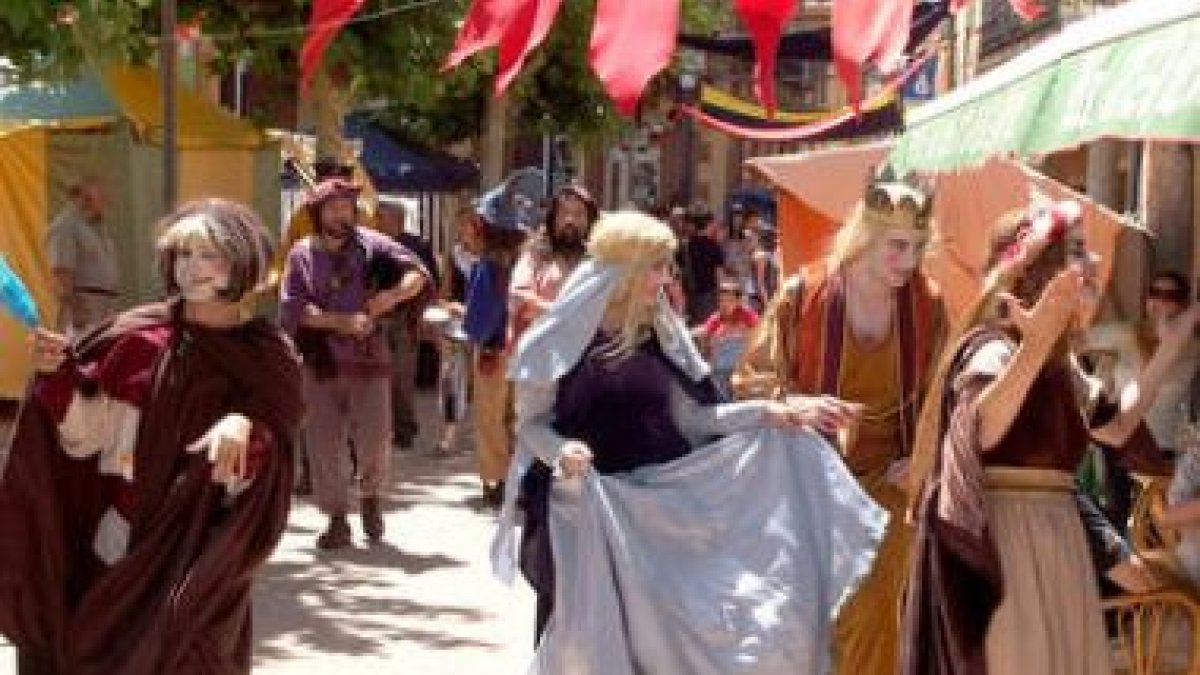 Los actores disfrazados animaron los puestos del mercado medieval.
