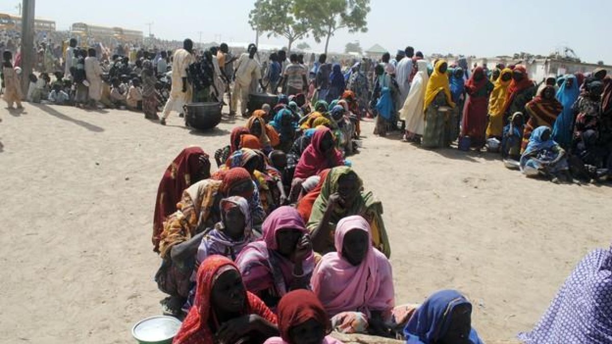 Refugiados esperando a que les sirvan comida en el campo de Dikwa, Nigeria.