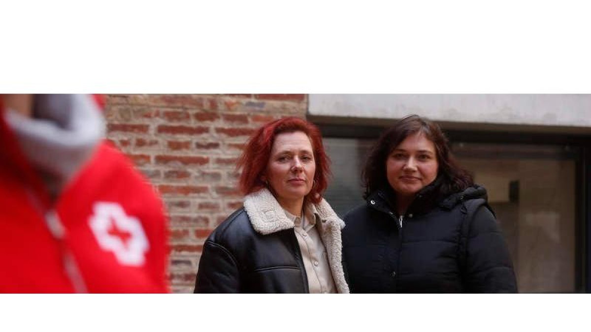 Olena Mekhenilover e Inna Berliak, dos mujeres ucranianas atendidas en el programa especial de Cruz Roja por la guerra. FERNANDO OTERO