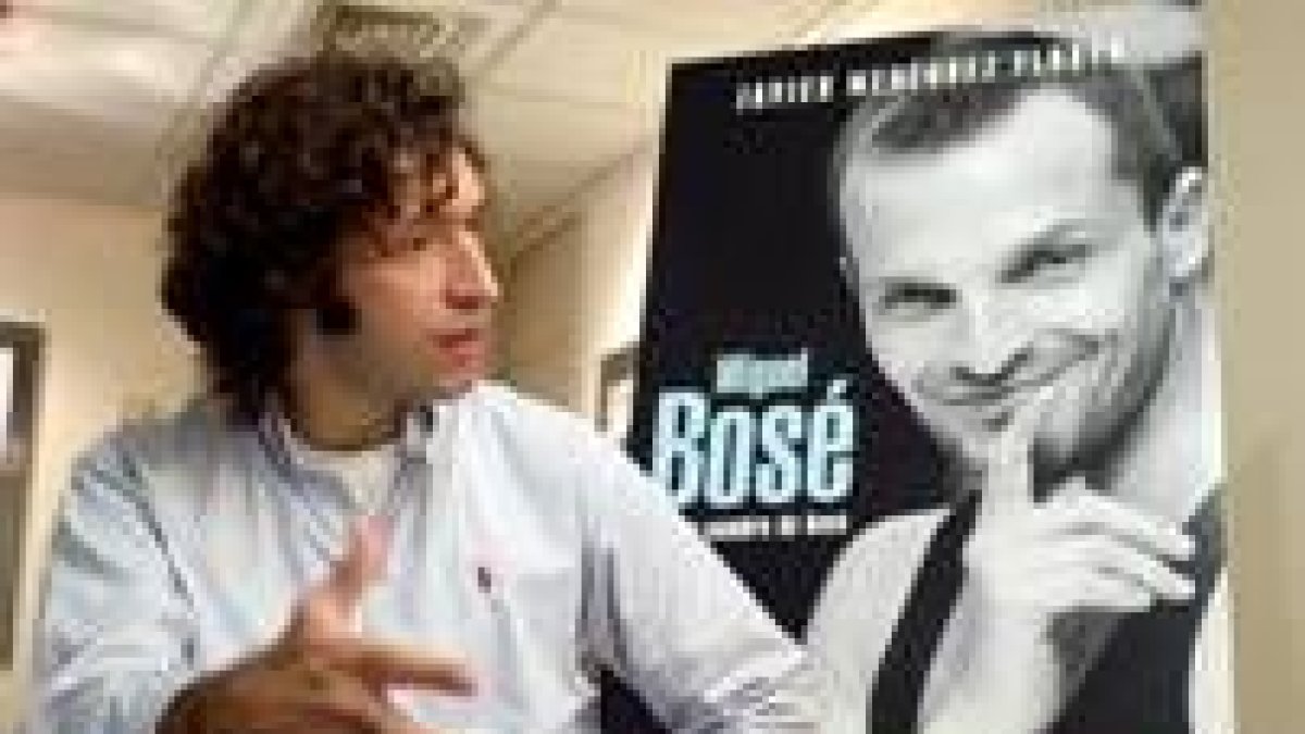 Javier Menéndez, ante la portada del libro que retrata a Miguel Bosé