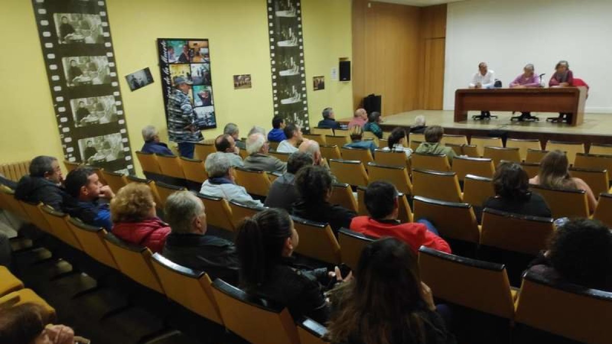 Reunión ayer de la plataforma en el salón de actos de la Biblioteca Municipal de Astorga. A. R.
