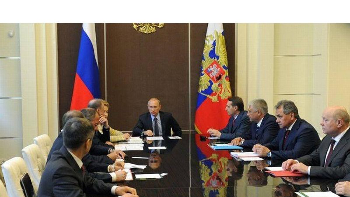 Putin, reunido con su consejo de seguridad, hoy, en Sochi.