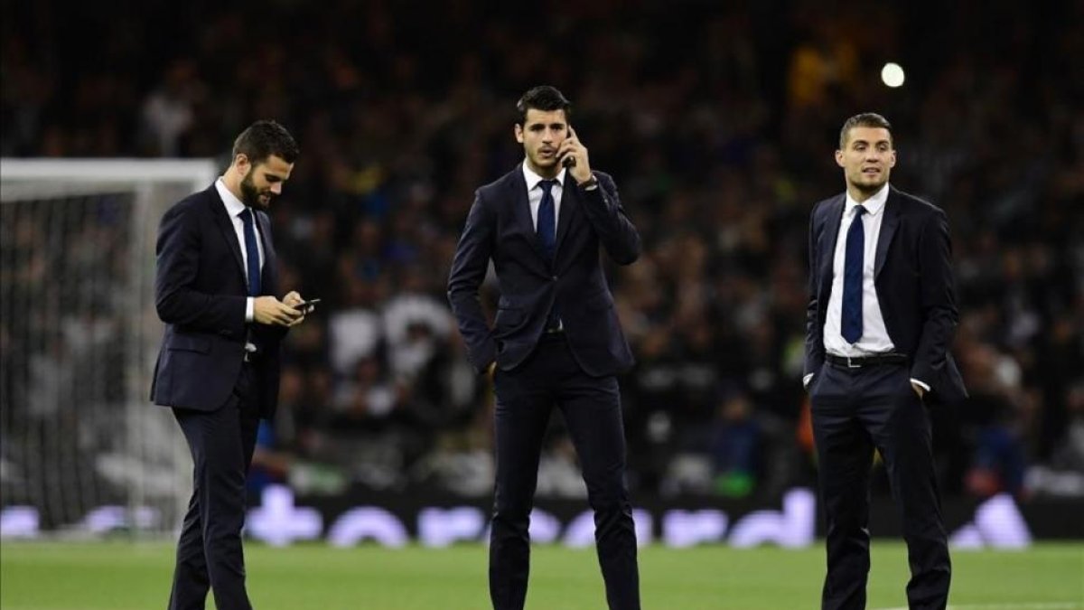 Álvaro Morata, en el centro antes del inicio del encuentro entre la Juventus y el Madrid en la final de la Champions.