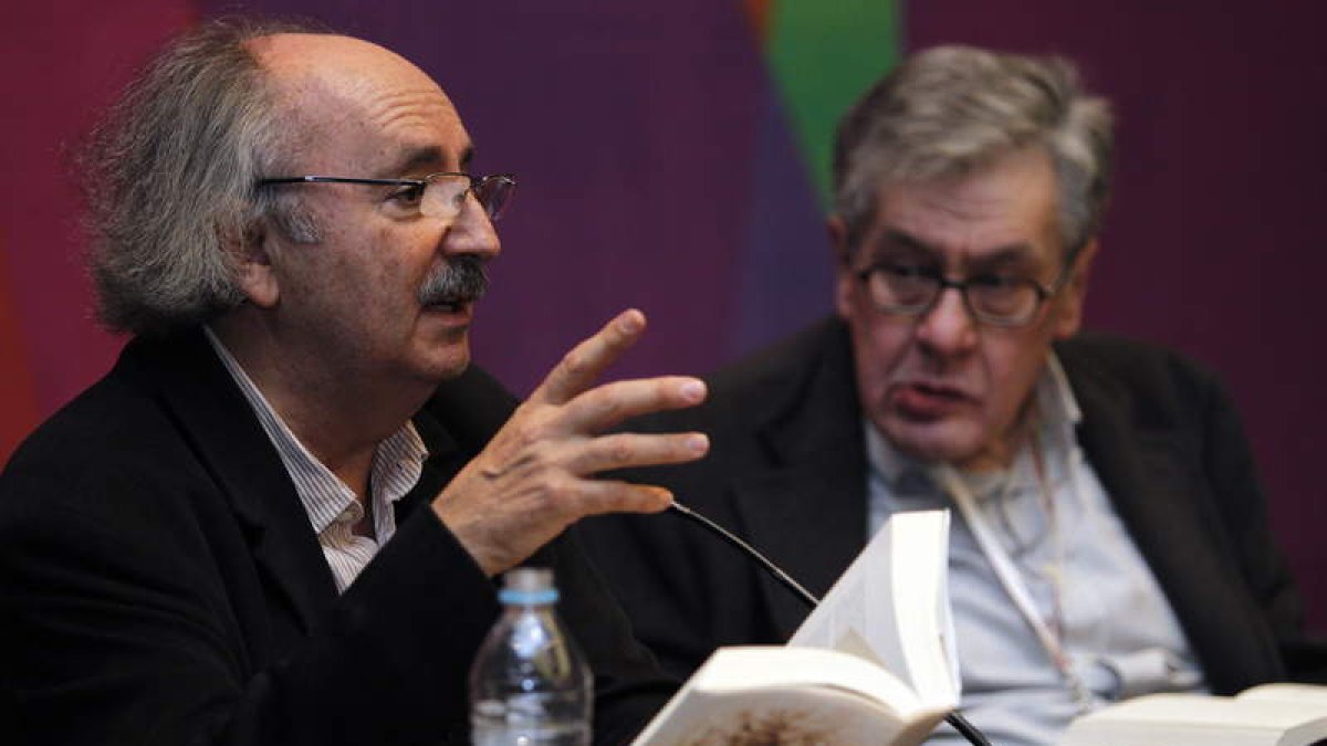 Antonio Colinas junto a José Emilio Pacheco.