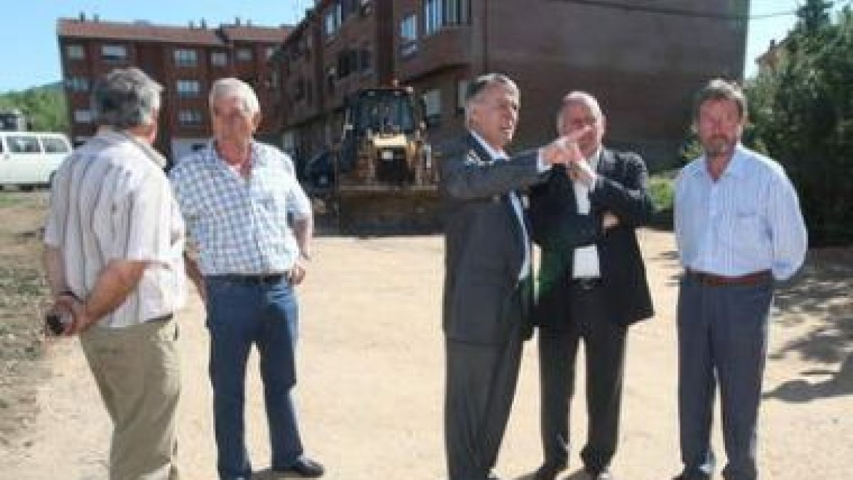 Francisco Álvarez y José Luis García Fernández visitan las obras del Plan E en La Robla.