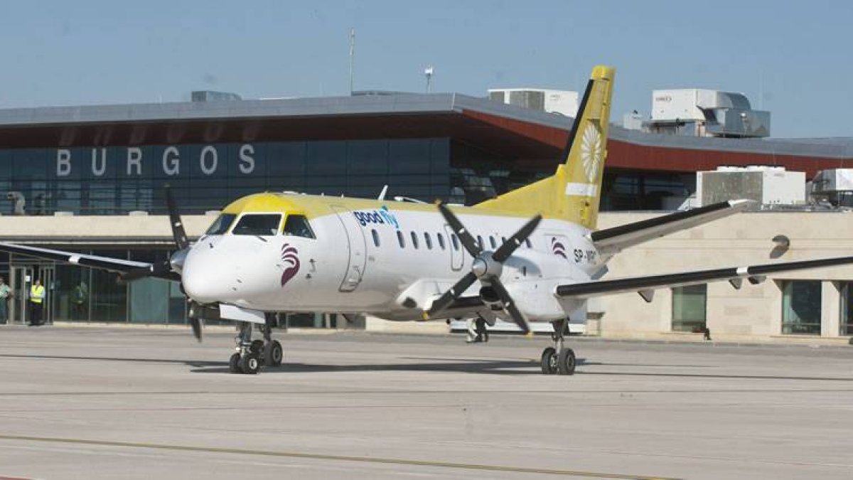 Un avión de la compañía Good Fly en el aeropuerto de Burgos.