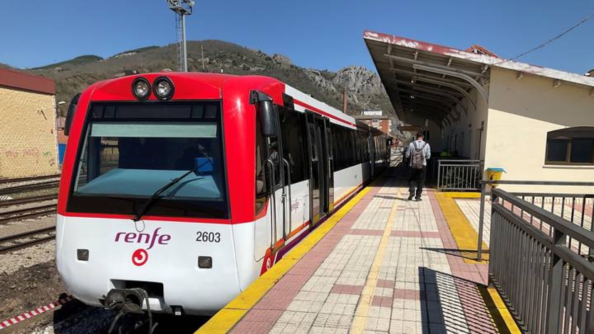 Uno de los trenes de la línea León-Guardo. DL