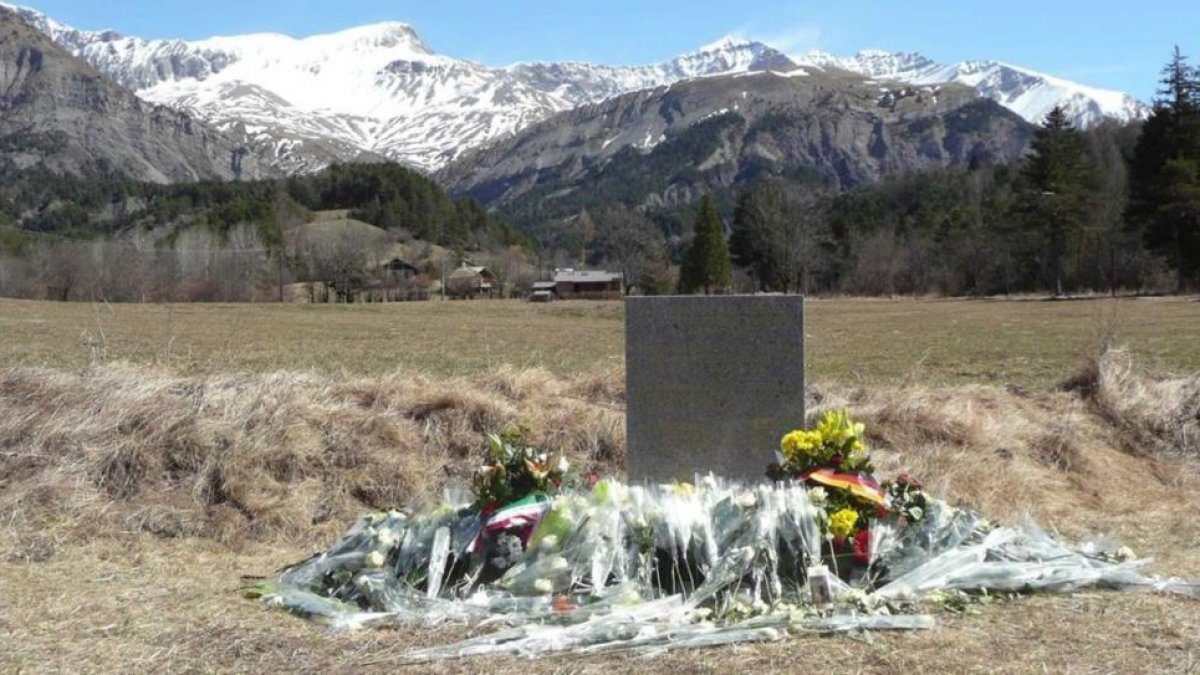 Monolito de homejaje a las victimas del accidente de avion de Germanwings en los Alpes franceses en Le Vernet.