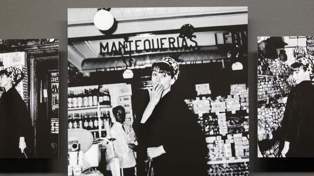 La exposición Mad about Hollywood incluye las fotos de Audrey Hepburn en Mantequerías Leonesas. JAVIER LIAÑO