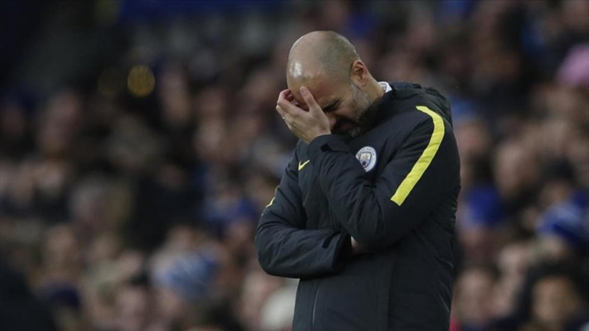 Pep Guardiola, preocupado durante el partido del Manchester City contra el Everton en Goodison Park