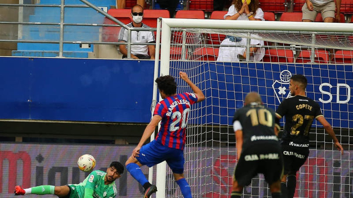 Amir volvió a sostener al equipo con sus paradas durante todo el partido. L. DE LA MATA