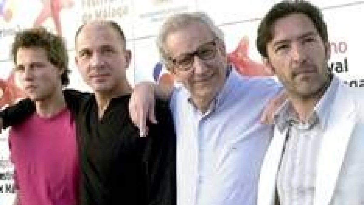Jaime Chávarri, con los actores de su nueva película, «El año del diluvio»