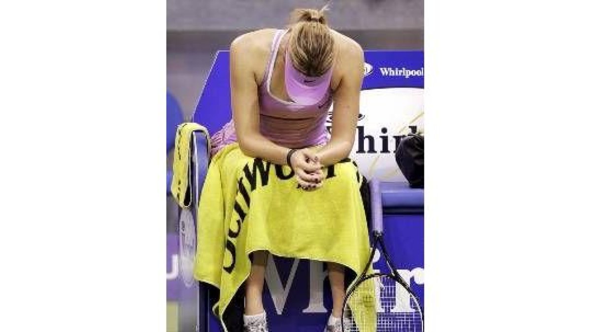 Sharapova mira al suelo tras perder su primer set contra Henin