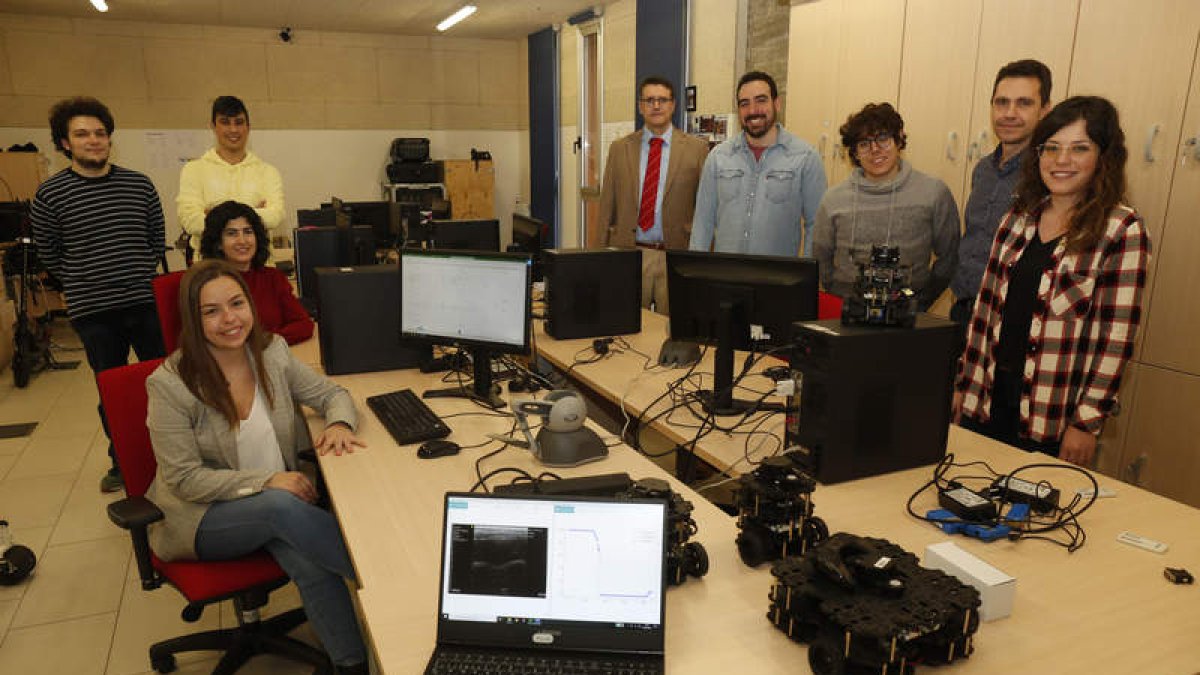 Virginia Riego, sentada en a la izquierda, con el equipo del Grupo de Robótica de la Universidad de León con el que ha desarrollado el proyecto Laus. FERNANDO OTERO