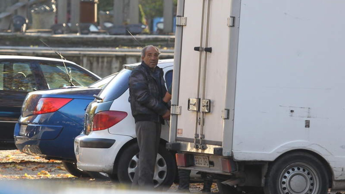 Manuel Dos Anjos, esposado junto a un coche policial en noviembre de 2012, tras declarar ante un juez de Ponferrada