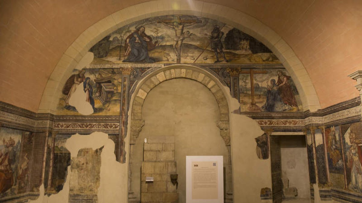La cámara de doña Sancha presenta como novedad las pinturas murales que han sido extraídas en la restauración. FERNANDO OTERO