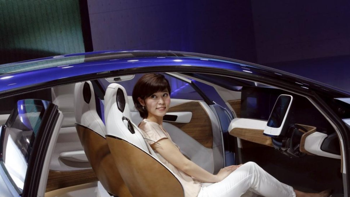Una mujer en el 'concept car' Nissan IDS en el Salón del Automóvil de Pekín.