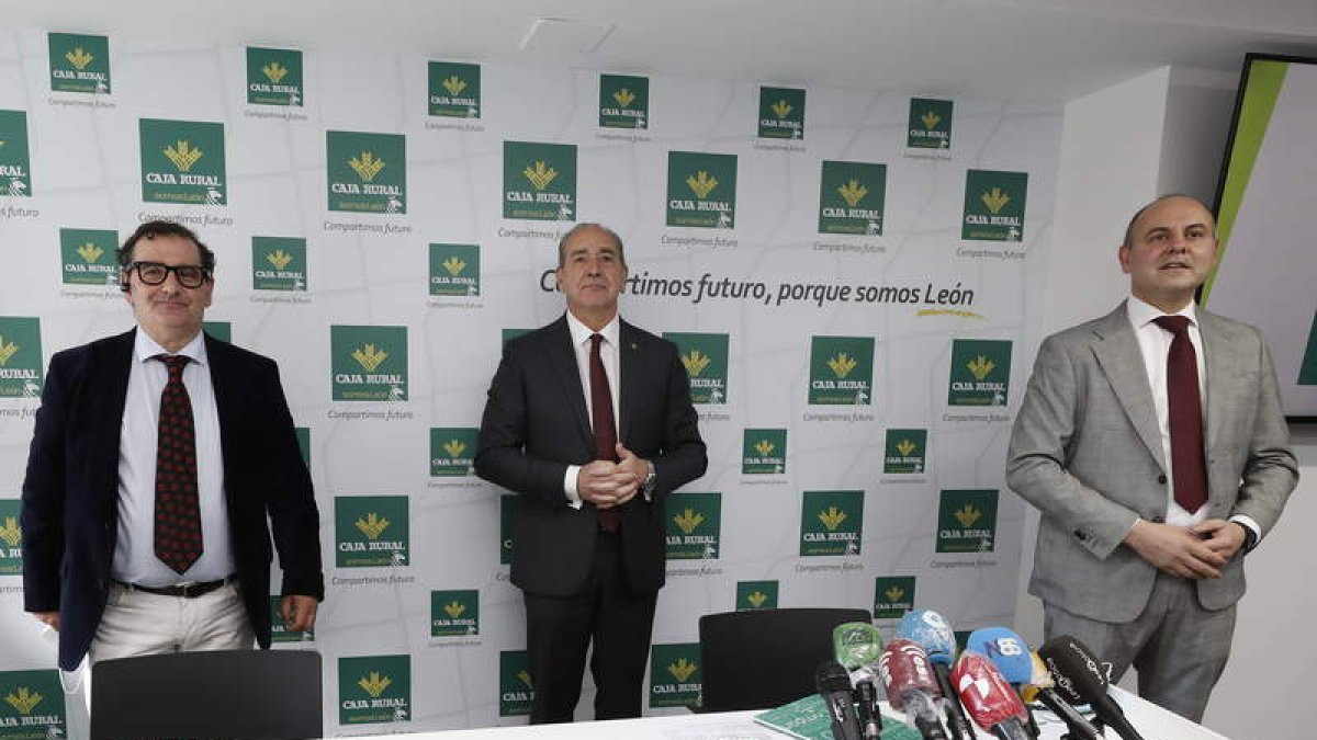 Narciso Prieto, Cipriano García y Alejandro Hidalgo, ayer durante la presentación de los resultados de Caja Rural. RAMIRO