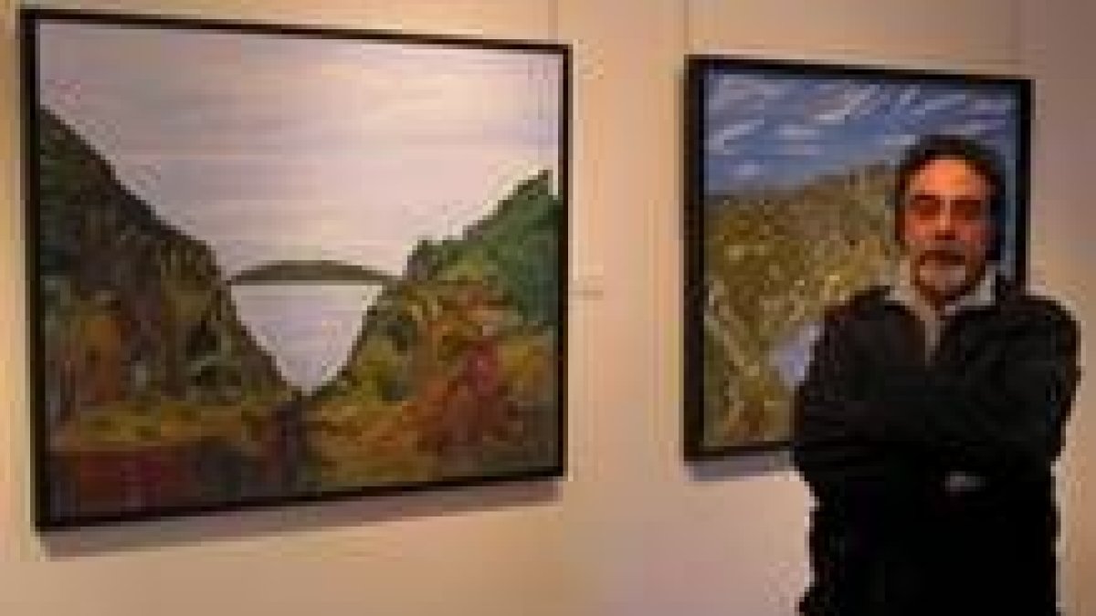 Tito Rodelona posa en la galería Arte Rama junto a dos de sus obras