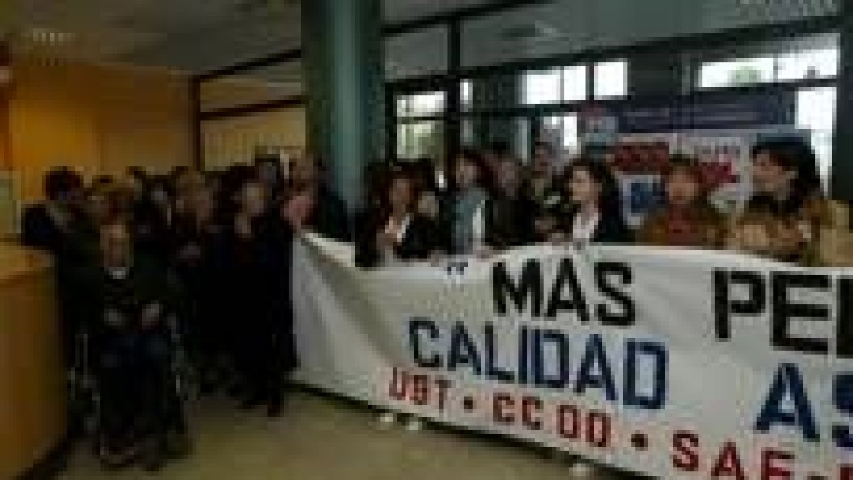 Los trabajadores del geriátrico trasladaron sus protestas hasta la sede de la Junta en Ponferrada