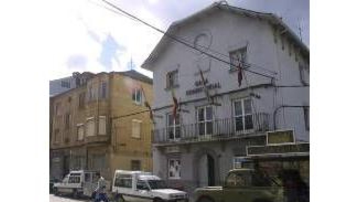 La  fachada del consistorio municipal de Vega de Espinareda