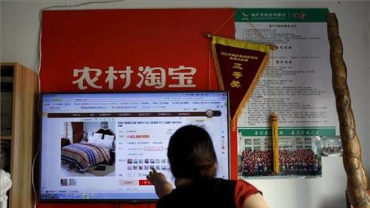 Un cliente realiza una compra a través de la plataforma de Alibaba en una zona rural.