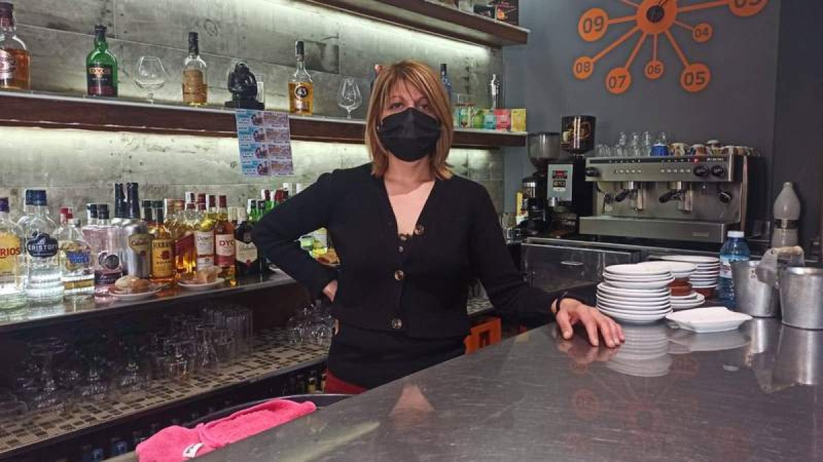 La propietaria del bar La Pirámide, Susana Lorences, en Villablino. ARAUJO