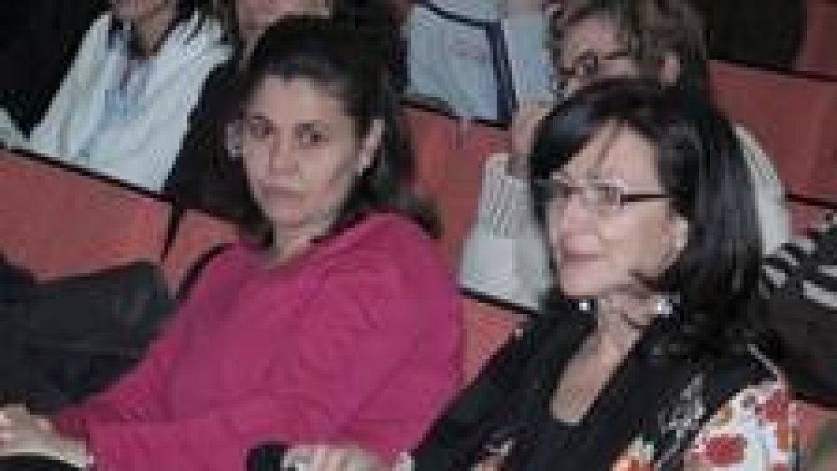 Charo Velasco, a la derecha, asistió a la charla coloquio