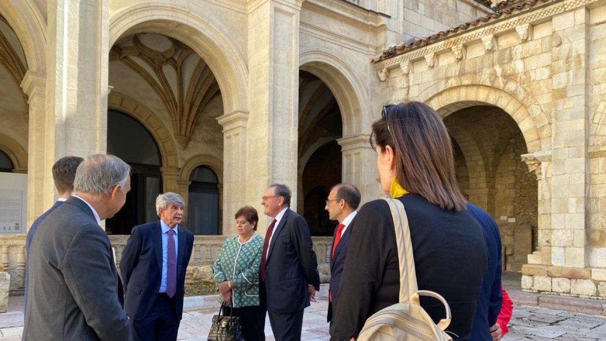 Un momento del encuentro en el claustro de San Isidoro. MIGUEL F.B.