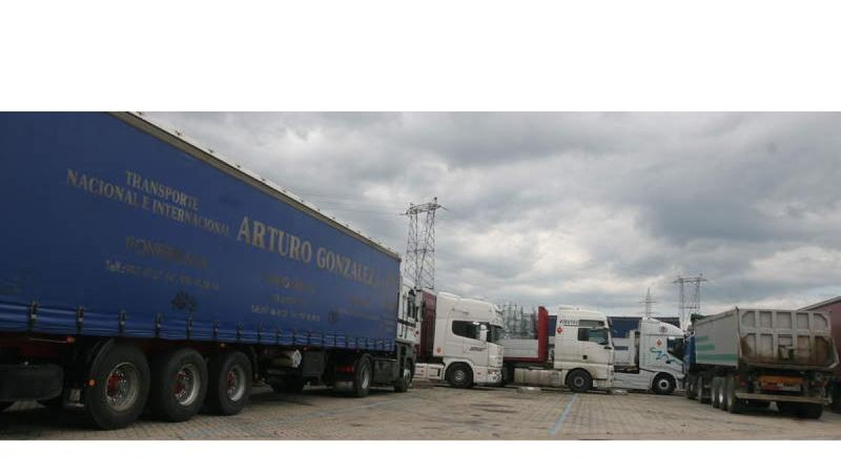 Camiones dedicados a la exportación, estacionados en la terminal de mercancías de Ponferrada.