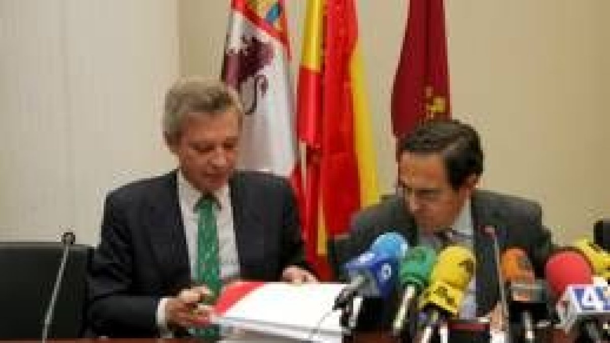 Antonio del Valle y Luis Aznar durante la firma del convenio de colaboración en materia de seguridad