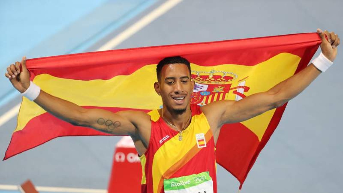 El atleta español Orlando Ortega celebra la segunda plaza olímpica en 110 metros valla. A. LACERDA