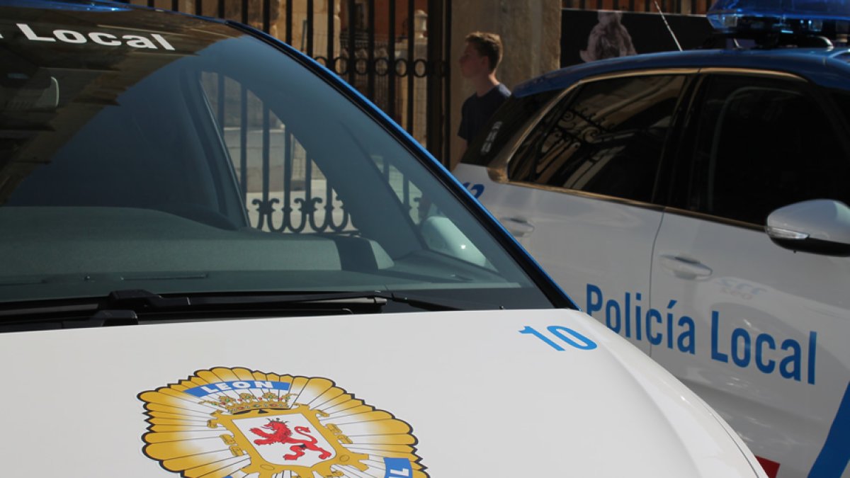 Vehículos de la Policía Local de León. DL