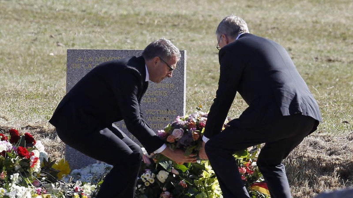El presidente de Germanwings y el responsable de Lufthansa visitan el monumento a las víctimas.