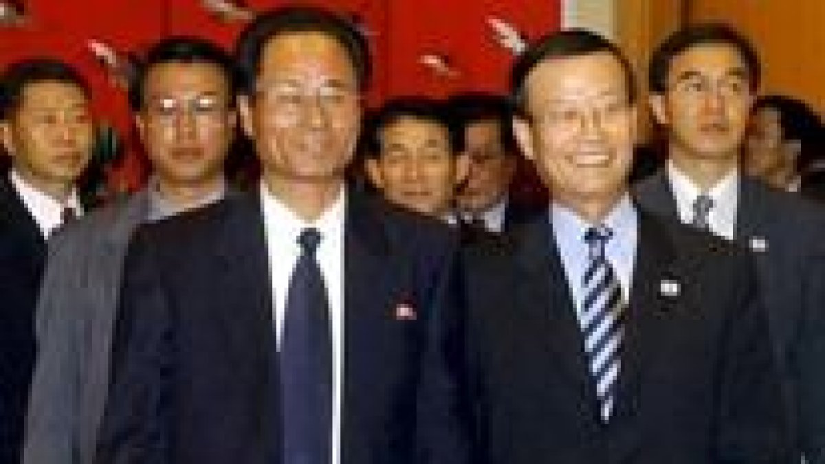 El delegado del Gobierno surcoreano (derecha), junto a su homólogo norcoreano, ayer, en Seúl