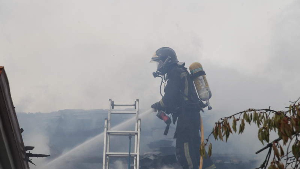 Un bombero del parque de Ponferrada actúa en un incendio en una imagen de archivo.