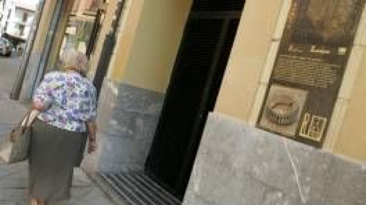 Una mujer camina por delante de la actualmente cerrada cripta de la calle Cascalerías
