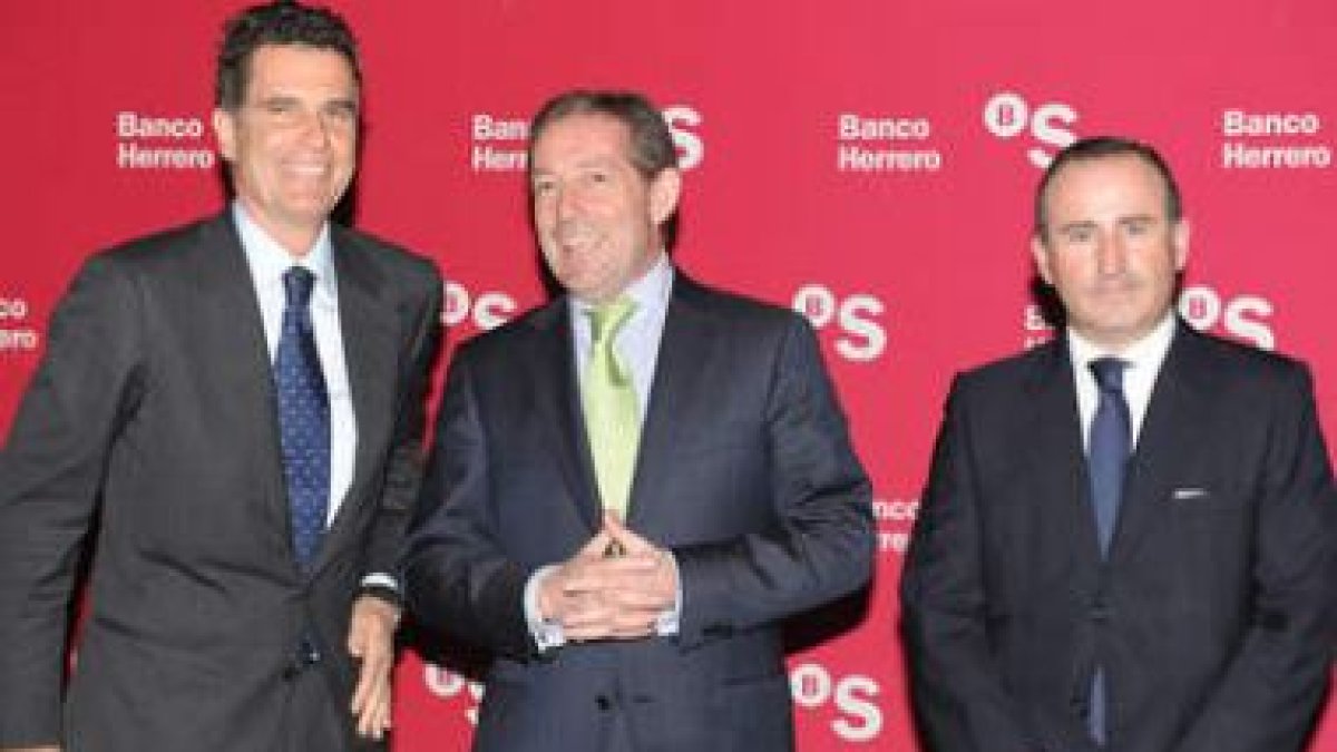 Jaime Guardiola, Javier Vega Corrales y Pablo Junceda, en un momento de la jornada del Banco Herrero