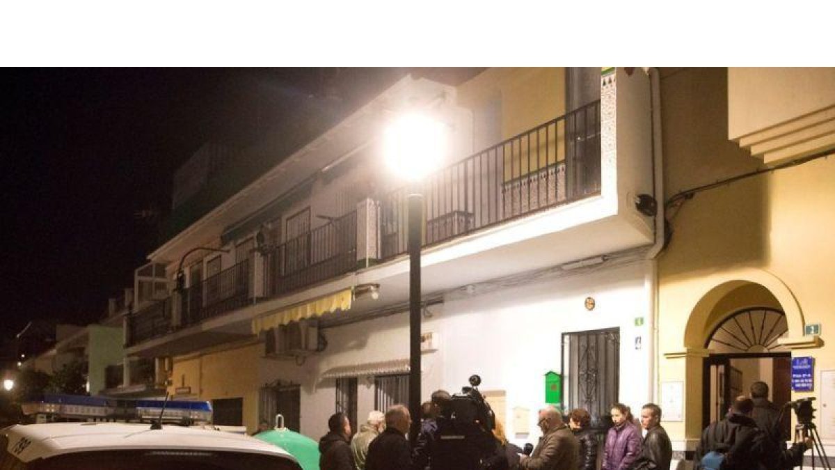 Medios de comunicación en los exteriores del edificio situado en la localidad malagueña de Fuengirola, donde una mujer de 47 años ha fallecido al ser apuñalada por, presuntamente, su expareja de 50 años.
