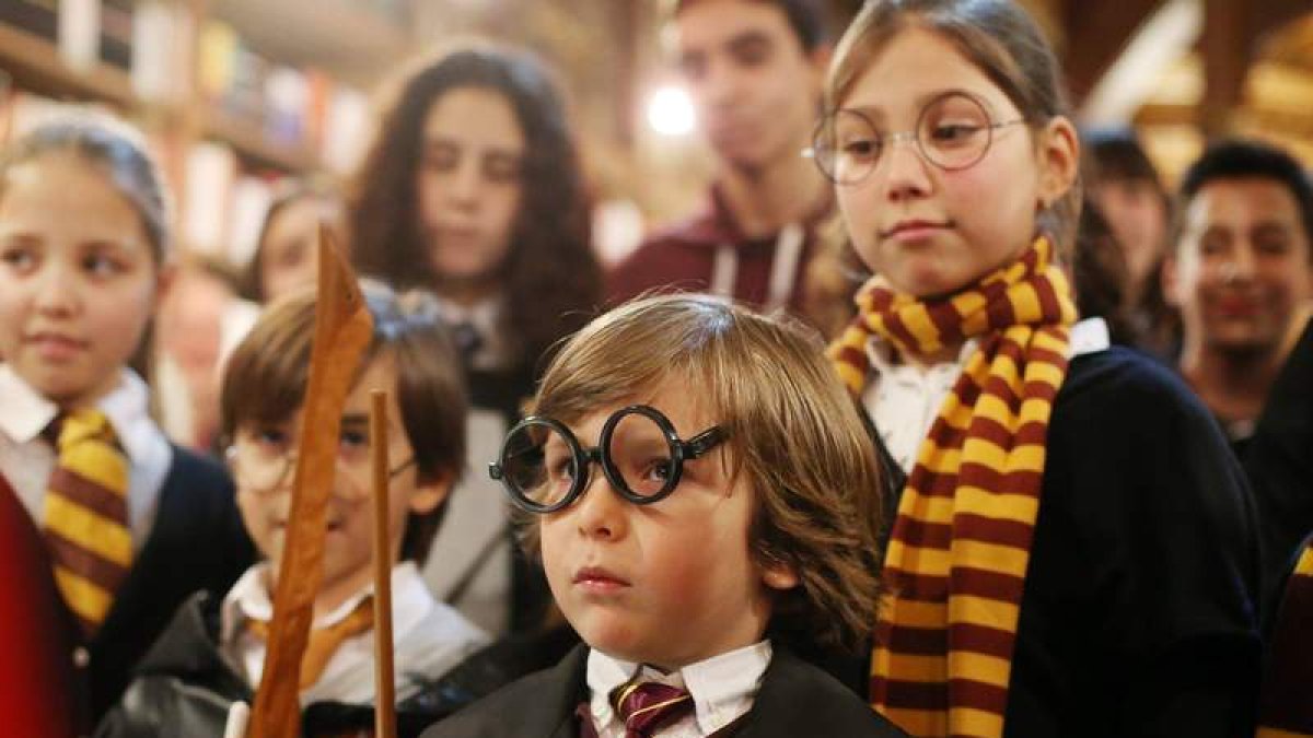 Un grupo de niños utiliza disfraces en una noche de lectura de Harry Potter en Portugal