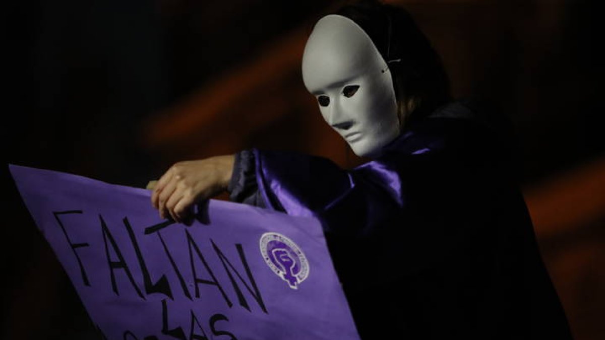 Una mujer porta el cartel "Faltan las asesinadas", durante el 8-M en León. JESÚS F SALVADORES