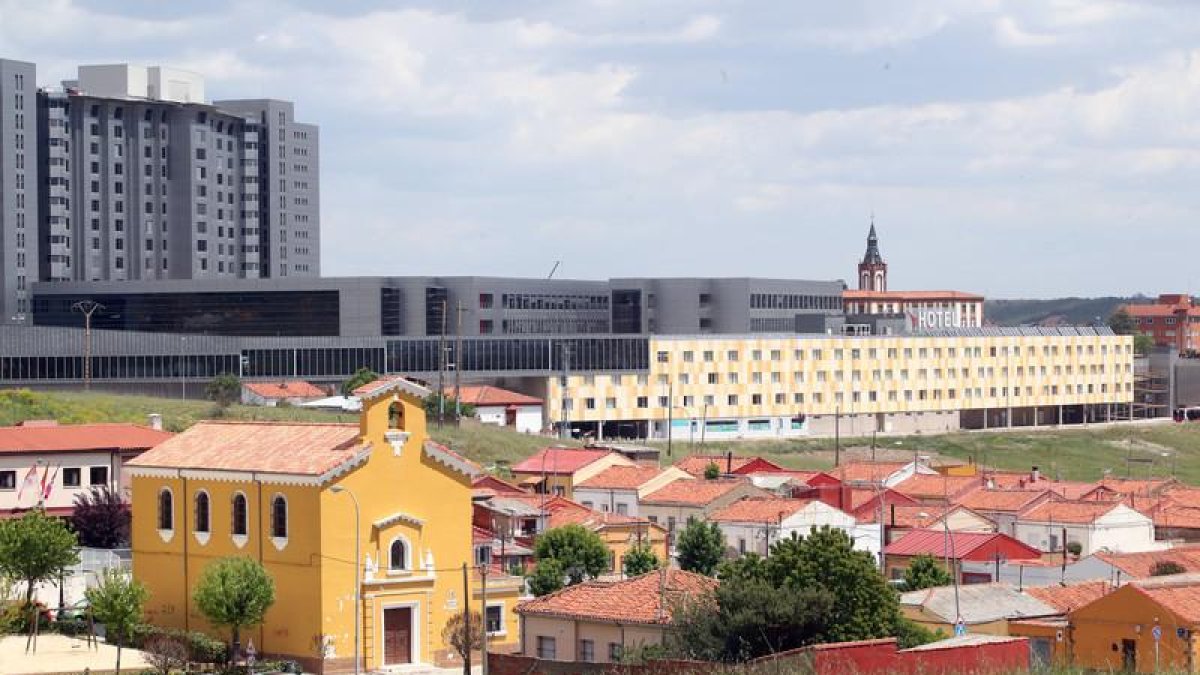 Vista del Hospital de León con el barrio de La Inmaculada en primer término.