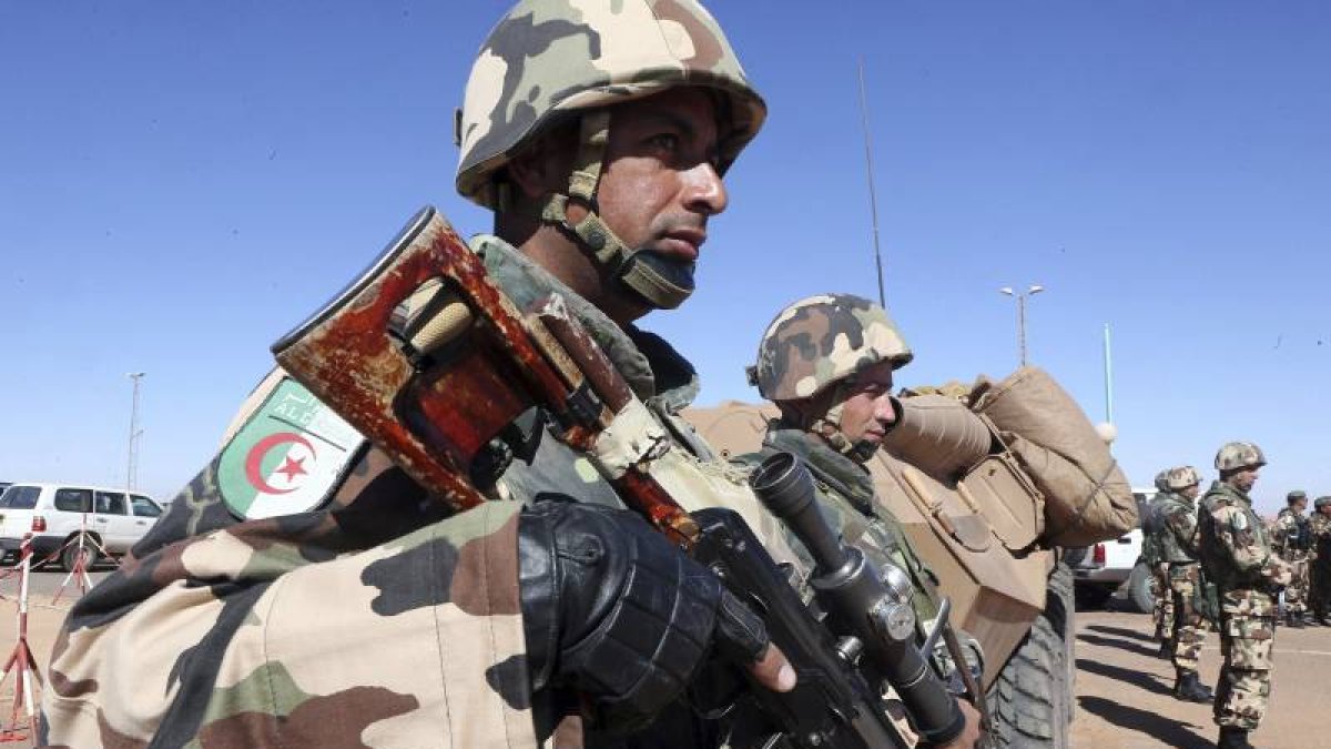 Soldados argelinos escoltan el complejo gasístico de Tiguentourine, en In Amenas, Argelia.