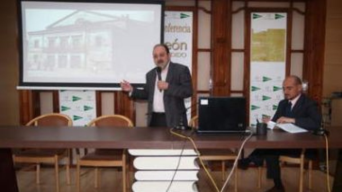 Juan Carlos Ponga durante la charla sobre el paso del tiempo en León.