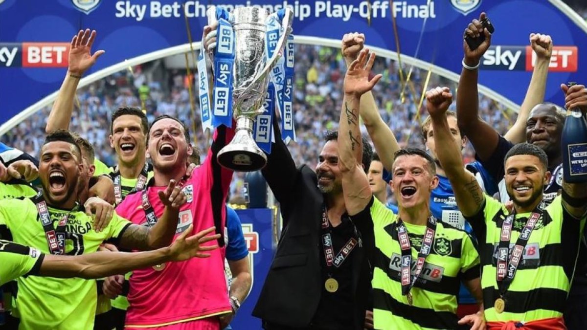 Los jugadores y técnicos del Huddersfield celebran el ascenso a la Premier